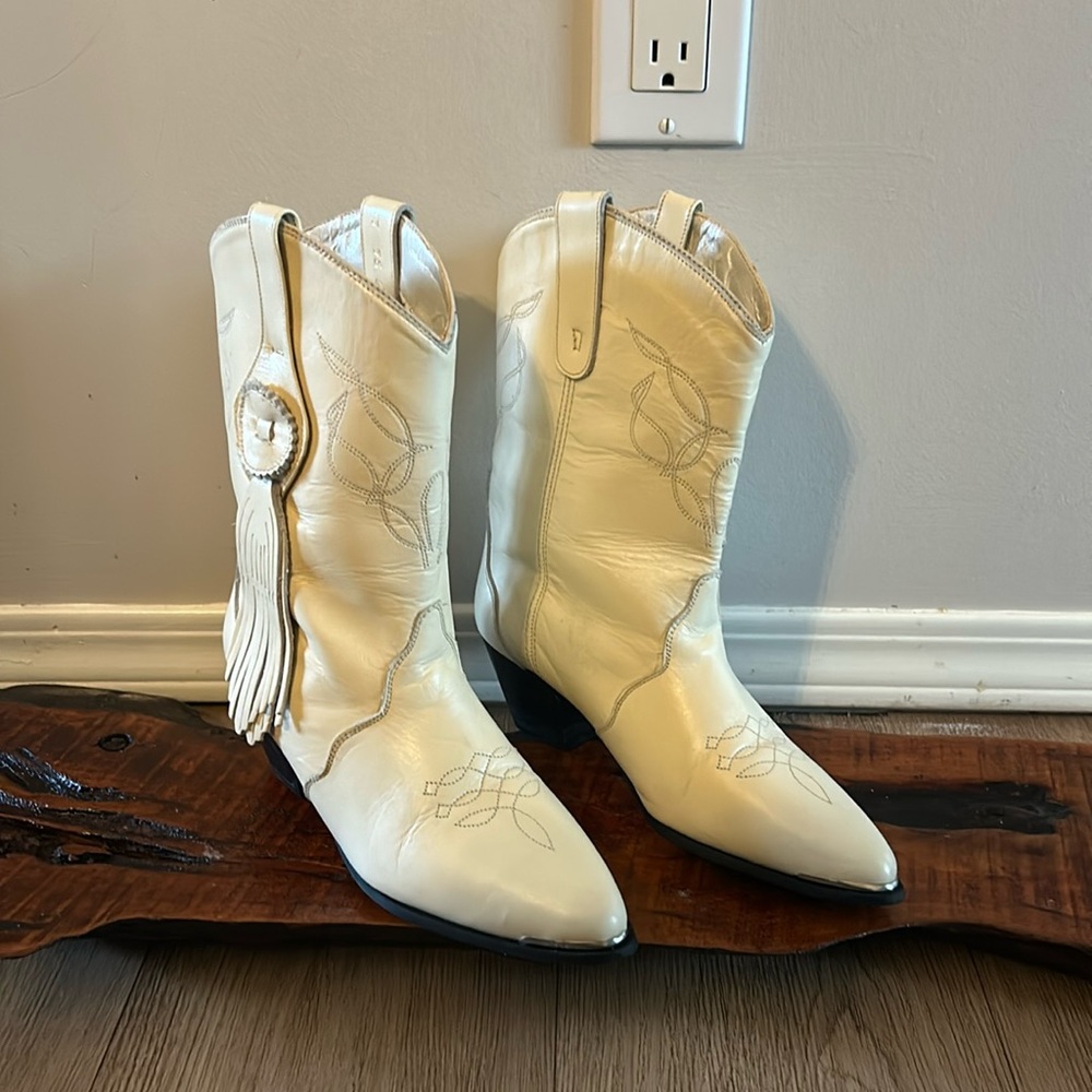 Oak tree Farms size 7.5 boot off-white in color